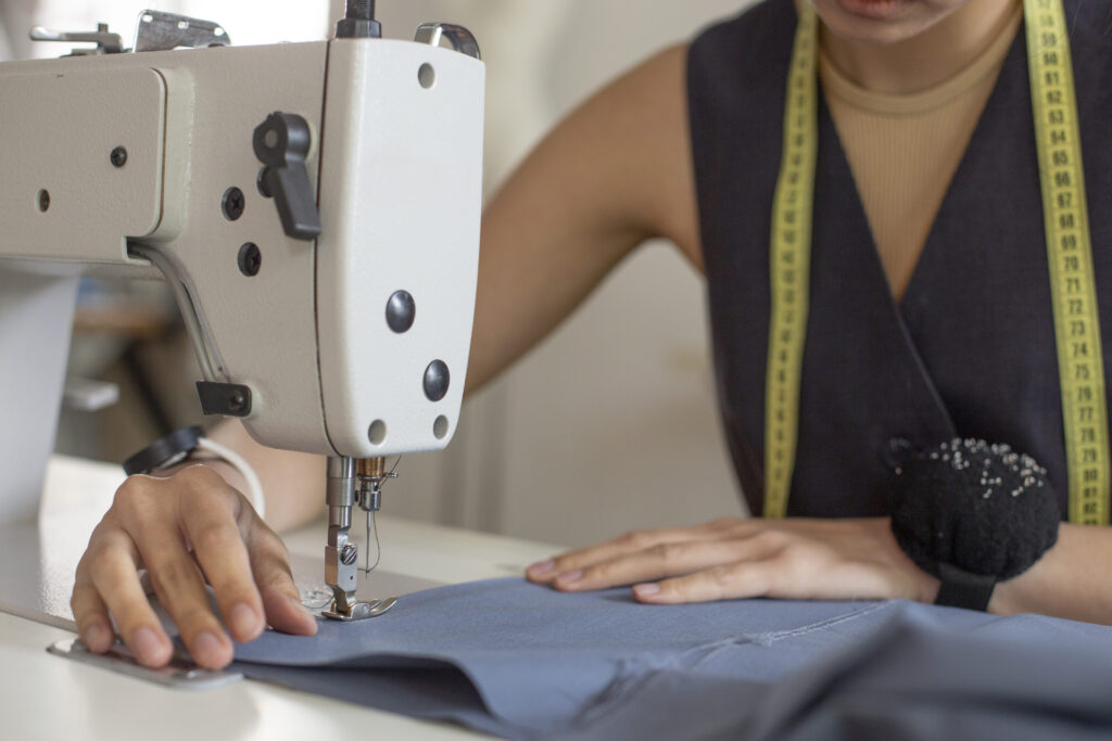 オリジナルリュックのOEM製品をミシンをつかってつくっているイメージ画像